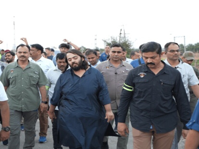 অনন্ত আম্বানির দৃঢ় আধ্যাত্মিক প্রবণতা সর্বজনবিদিত। কলকাতার কালীঘাট, নাথদ্বারার শ্রীনাথজি এবং অসমের কামাখ্যার মতো একাধিক মন্দিরের রক্ষণাবেক্ষণে তাঁর অবদান রয়েছে। তিনি বদ্রীনাথ ও কেদারনাথ ধামের একজন ট্রাস্টি। সম্প্রতি মহাকুম্ভে আখড়াগুলির প্রতিও সাহায্যের হাত বাড়িয়ে দিয়েছেন অনন্ত আম্বানি।