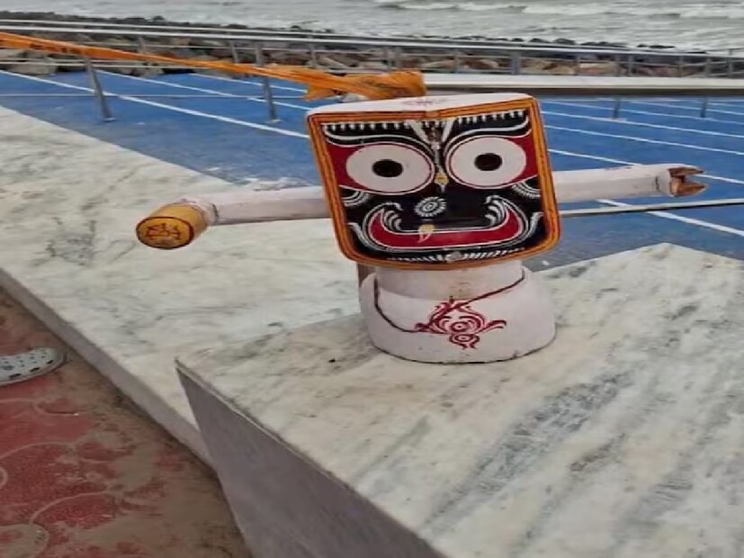 এমন অলৌকিক ঘটনা দেখে অবাক হন সমুদ্রতীরের মানুষেরা। খবরের শিরোনামে আসে জগন্নাথের মূর্তি উদ্ধার। 
