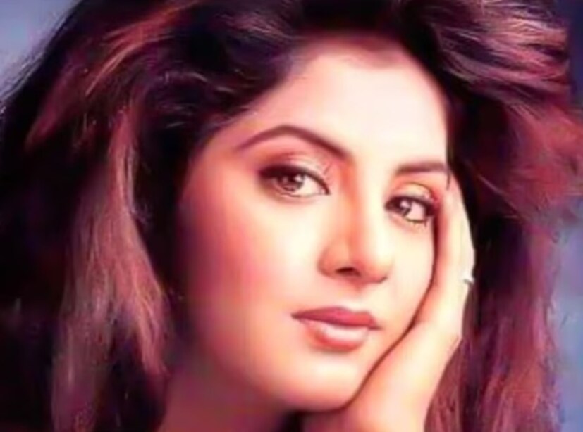 এতক্ষণে নিশ্চয়ই সকলে বুঝে গিয়েছেন যে, কোন অভিনেত্রীর কথা বলা হচ্ছে এই প্রতিবেদনে! কথা হচ্ছে, দিব্যা ভারতীর! মাত্র ১৪ বছর বয়সে রুপোলি দুনিয়ায় যাত্রা শুরু করেন তিনি। প্রথমে মডেলিং দিয়েই শুরু হয়েছিল দিব্যা ভারতীর সফর। অচিরেই মডেলিং দুনিয়া এবং অভিনয় জগতে খ্যাতি লাভ করতে পেরেছিলেন। 