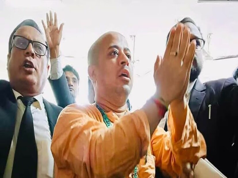 গ্রেফতার হওয়ার আগে গত কয়েক দিনে চিন্ময় কৃষ্ণ দাস বাংলাদেশে একাধিক সমাবেশের নেতৃত্ব দেন। তিনি দাবি করেন যে, সনাতন ধর্মাবলম্বীদের উপর হওয়া 'নিপীড়নের' বিরুদ্ধে প্রতিবাদ জানাতেই এই সমাবেশগুলি অনুষ্ঠিত হয়েছিল।