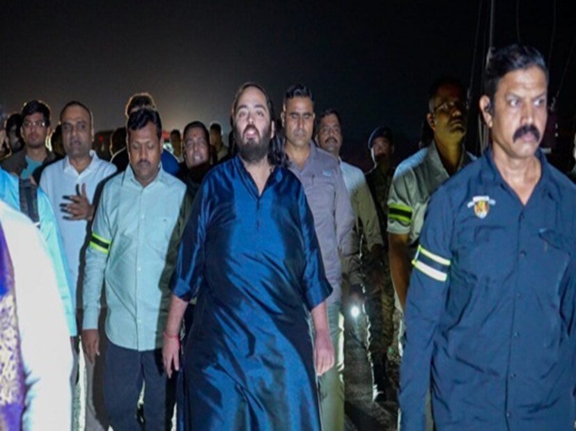 ২৯ মার্চ, শনিবার, জামনগর থেকে পবিত্র দ্বারকাধীশ মন্দির পর্যন্ত ১৮০ কিলোমিটারের পদযাত্রা শুরু করেন অনন্ত আম্বানি। কোনও ঢাকঢোল পিটিয়ে নয়, কোনও প্রচারের লাইমলাইটে থেকে নয়, একেবারে নিঃশব্দে এই আধ্যাত্মিক যাত্রা শুরু করেন রিলায়েন্স ইন্ডাস্ট্রিজ-এর চেয়ারম্যান মুকেশ আম্বানির কনিষ্ঠ পুত্র অনন্ত। 