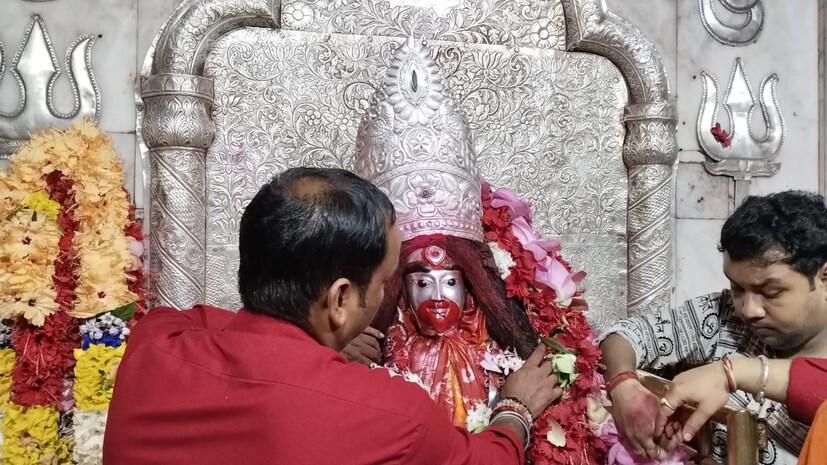 এদিন সকাল থেকেই তারাপীঠে উপচে পড়া ভিড়। সকালে মঙ্গল আরতির পর মা তারাকে রাজরাজেশ্বরী বেশে সাজিয়ে সকলের জন্য গর্ভ গৃহের দরজা খুলে দেওয়া হয়।
