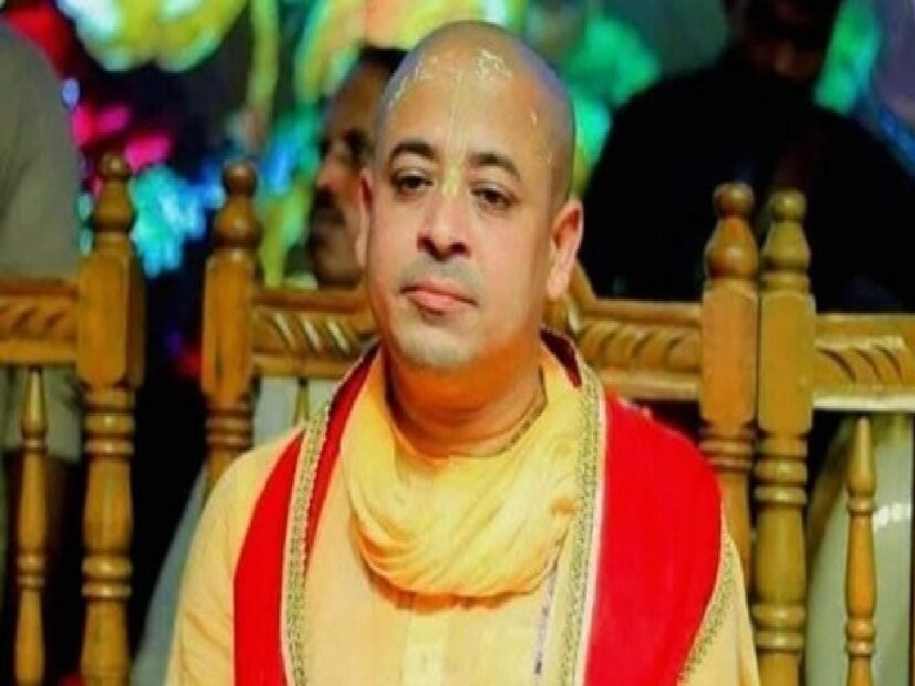 কে এই চিন্ময় কৃষ্ণ দাস? চিন্ময় কৃষ্ণ আগে ইসকনের (ISKCON) নেতা এবং মুখপাত্র হিসেবে দায়িত্ব পালন করেছেন। সম্প্রতি তাঁকে রাষ্ট্রদ্রোহের অভিযোগে গ্রেফতার করা হয়েছে।