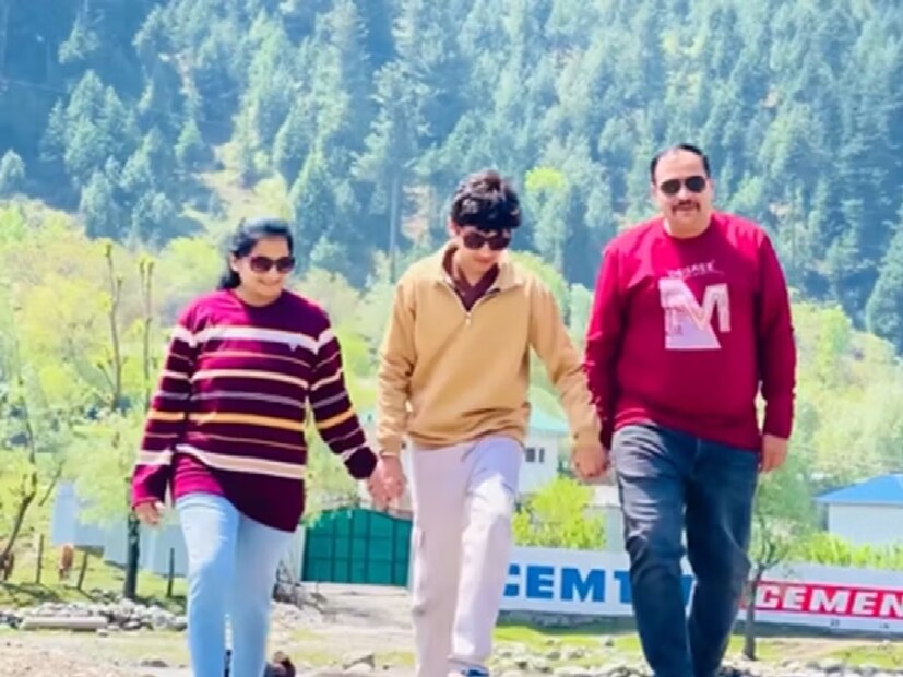 মঞ্জুনাথের মাথায় গুলি করে জঙ্গিরা। প্রাণে বেঁচে যান স্ত্রী পল্লবী এবং পুত্র। কর্নাটকের শিবমোগ্গার বাসিন্দা পল্লবীর দাবি, অতর্কিত তাঁদের আক্রমণ করে তিন থেকে চার জন। তাঁর স্বামীকে খুন করার পর ওই চার জনের এক জন বলে, ''তোকে মারব না। যা, মোদিকে গিয়ে বল।''