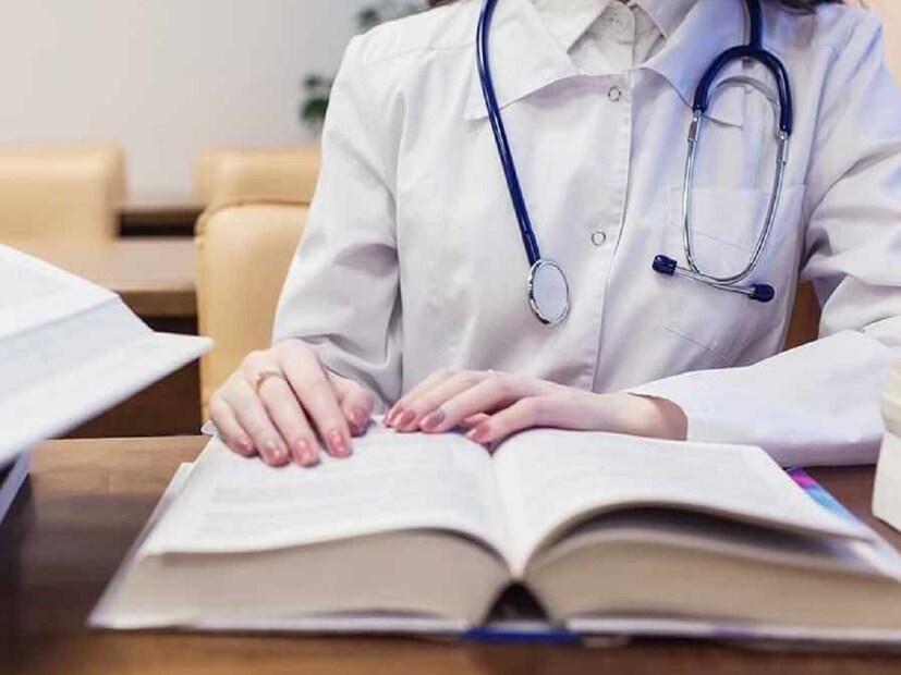 এইমস দিল্লি (AIIMS Delhi): ভারতের সেরা মেডিক্যাল প্রতিষ্ঠান। এখানে MBBS থেকে শুরু করে MD/MS পর্যন্ত সব কোর্স পড়ানো হয়। AIIMS-এর সারা দেশে ৯টি শাখা থাকলেও দিল্লির AIIMS সবচেয়ে বড় ও নামকরা। এখানে MBBS-এর বার্ষিক ফি মাত্র ১,৬৪৮ টাকা। হোস্টেলের জন্য বছরে ২,০০০ টাকা দিতে হয়। ভর্তি হতে হলে NEET পরীক্ষায় ভাল র&#x200d;্যাঙ্ক বাধ্যতামূলক।