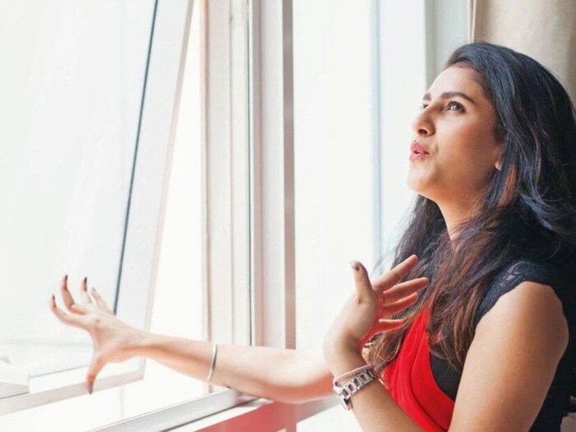 কুলারের নিচের অংশে প্রায় ৫৫ লিটার জল ভরা যায়, যার ফলে এটি পুরো দিন ঠান্ডা রাখে ঘর এবং বারবার জল ভরার প্রয়োজন হয় না। এই ডিজাইনটি সহজ, সাশ্রয়ী এবং অত্যন্ত কার্যকর।