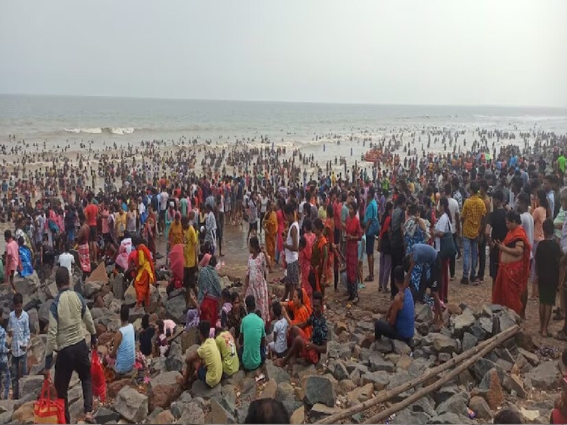 দিঘায় অক্ষয় তৃতীয়ায় উদ্বোধন হওয়ার কথা জগন্নাথ মন্দিরের। তার আগে আচমকা জগন্নাথের মূর্তি উদ্ধার হওয়ায় শোরগোল পড়ে যায় সৈকত শহরে। 