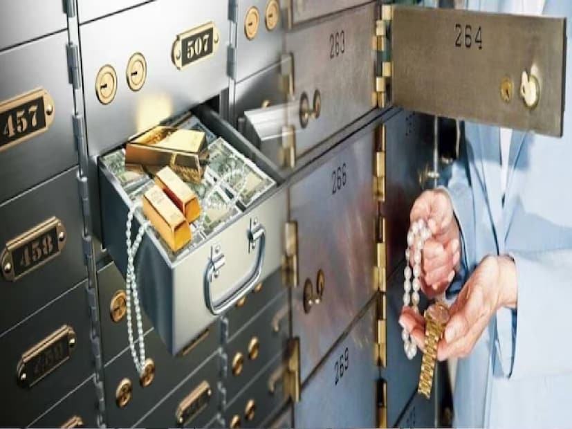 মহিলার দাবি, 'আমরা ব্যাঙ্কের কর্মকর্তা ও ব্যবস্থাপককে বিষয়টি জানালে কর্মকর্তারা বলতে শুরু করেন যে তাঁরা বিষয়টি জানেন না।