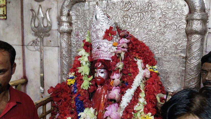সকাল থেকেই ভক্তদের সমাগম লক্ষ্য করা যায়।বিশেষ লাইনের মাধ্যমে নিয়ম নিষ্ঠা মেনে ভক্তরা মা তারার পুজো দিচ্ছেন। অক্ষয় তৃতীয়া উপলক্ষে মা তারাকে দুপুরের অন্নভোগে, সাদাভাত, পোলাও, খিচুড়ি, পাঁচ রকম ভাজা শোল মাছ পোড়া, মাছের মাথা, এবং কারণবারি  সহযোগে ভোগ নিবেদন করা হবে। এরপরে সন্ধ্যাবেলায় মা তারাকে আবার রাজবেশে সাজিয়ে সন্ধ্যারতি করা হবে।