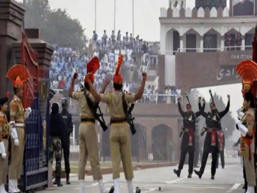 ফের ভারতীয়দের উপর পাকিস্তানী জঙ্গিদের হামলা, রক্ত ঝরেছে অকল্পনীয়। ভূস্বর্গ ধারণ করেছে এক লহমায় ভয়ঙ্কর রূপ। তবে, এই দেশ চুপ করে বসে থাকেনি। প্রতিকারে একের পর এক পদক্ষেপ নিয়েছে মোদি সরকার। তারই মধ্যে অন্যতম আটারি-ওয়াঘা সীমান্ত বন্ধ করে দেওয়া। 