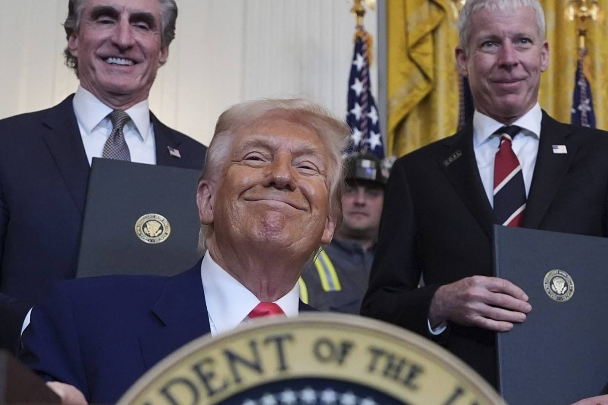 ৭৫টি দেশকে ছাড় দিলেও চিনের উপরে ১২৫% কর, ট্রাম্পের শুল্কনীতিতে মাথা তুলে দাঁড়াল বাজার