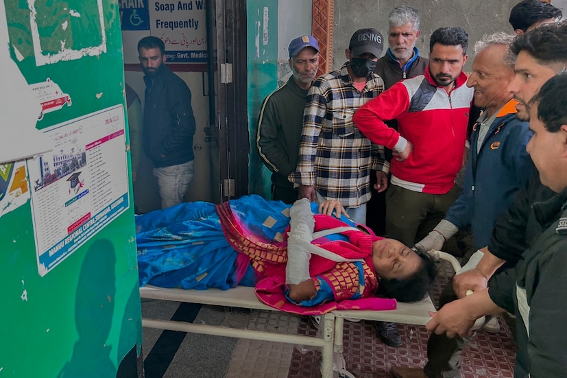 &quot;আমরা বিকেল তিনটের দিকে খবর পাই। যখন আমরা টোল-ফ্রি নম্বরে ফোন করি, তখন আমাদের ছোট ভাইয়ের মৃত্যুর খবর দেওয়া হয়। তার স্ত্রী, আমার ভাগ্নে কোথায় আছে সে সম্পর্কে আমার কাছে কোনও খবর নেই। অ্যাডিশনাল ডিএসপি আমার সঙ্গে যোগাযোগ করেছেন। প্রশান্ত অ্যাকাউন্টস অফিসার হিসেবে কাজ করতেন&quot;, মৃতের বড় ভাই সুশান্ত সতপথি এ কথা বলেন। (Photo: AP)