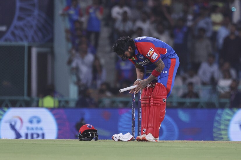 আর লখনউ সুপার জায়ান্টসের অধিনায়ক থাকাকালীন দলের হারের কারণে সঞ্জীব গোয়েঙ্কা এবং রাহুলের মাঝে বারবার অপ্রীতিকর মুহূর্ত তৈরি হয়েছিল। সেই সময় প্রাক্তন অধিনায়ক কে এল রাহুলকে ধমক দেওয়ার অভিযোগ উঠেছিল দলের মালিক সঞ্জীব গোয়েঙ্কার বিরুদ্ধে। সেই মুহূর্তও ক্যামেরাবন্দি হয়ে ছড়িয়ে পড়েছিল সমাজমাধ্যমে। যা নিয়ে প্রচুর হইচই হয়েছিল। (Photo: AP)