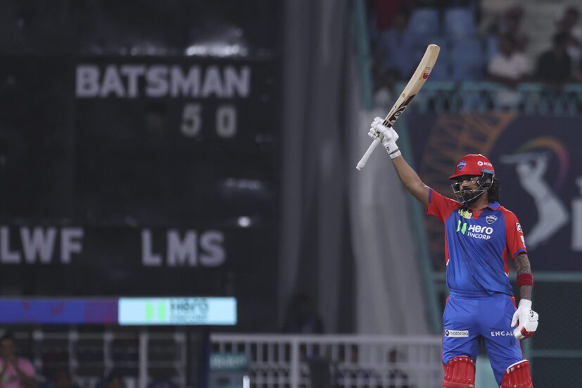 এবারের আইপিএল মরশুমে দিল্লি ক্যাপিটালসের হয়ে খেলছেন রাহুল। অর্ধ-শতরান করে দলকে একটা ভাল পর্যায়ে পৌঁছে দিয়েছিলেন তিনি। যার ফলে লখনউ সুপার জায়ান্টসকে ধরাশায়ী করে জয় হাসিল করতে পেরেছে দিল্লি ক্যাপিটালস। সেটাও আবার লখনউয়ের একানা স্টেডিয়ামে। আর ম্যাচের পর সকলেই যখন সৌজন্য বিনিময় করে হাত মেলাচ্ছিলেন, তখন রাহুল এবং লখনউ সুপার জায়ান্টসের মালিক সঞ্জীব গোয়েঙ্কার এক মুহূর্ত ক্যামেরাবন্দি হয়েছে। যা ইতিমধ্যেই ছড়িয়ে পড়েছে সোশ্যাল মিডিয়ায়। (Photo: AP)