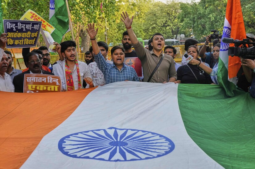 মানুষ ভ্রমণ করতে পারবে না: উভয় দেশের মানুষই আটারি ওয়াঘা সীমান্ত দিয়ে ভ্রমণ করেন, বিশেষ করে শিখ তীর্থযাত্রীদের কথা বলতেই হয়, যাঁরা যারা পাকিস্তানের কর্তারপুর সাহেবের মতো গুরুদ্বারগুলিতে যান। চেকপয়েন্ট বন্ধ করে দিলে এই যাত্রা বন্ধ হয়ে যেতে পারে। তবে, সরকারের পক্ষ থেকে এই বিষয়ে পরিস্থিতি স্পষ্ট করা হয়নি। ২০১৯ সালে সমঝোতা এবং থর এক্সপ্রেস বন্ধ হয়ে যাওয়ার পর অনেক মানুষ তাঁদের পরিবারের সঙ্গে দেখা করার জন্য বিকল্প এবং ব্যয়বহুল রুট, যেমন বিমান সফরের উপর নির্ভর করতে বাধ্য হয়েছিল। চেকপয়েন্ট বন্ধ হওয়ার কারণে এই সমস্যা আবার বাড়তে পারে। (Photo: AP)