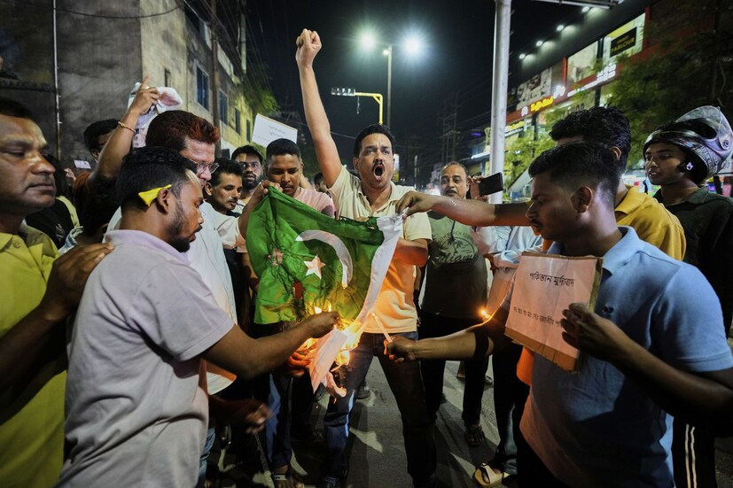 পাকিস্তান এই নীতিতে বিশ্বাসী নয়। তারা ছোট Tactical Nuclear Weapons (TNW) তৈরি করেছে, যা তুলনামূলকভাবে কম শক্তিশালী কিন্তু সারফেস বার্স্টে ব্যবহারের উপযোগী। এগুলোর মূল উদ্দেশ্য শত্রুর সেনা অগ্রযাত্রা থামানো, শহর ধ্বংস নয়।