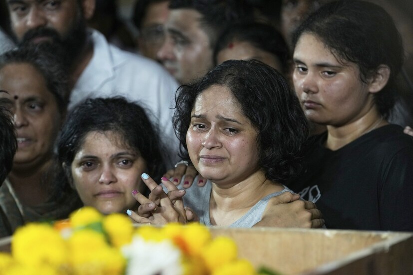 পাকিস্তানে জীবন রক্ষাকারী ওষুধের ঘাটতি: ২০১৯ সালে যখন পাকিস্তান ভারতের সঙ্গে বাণিজ্যিক সম্পর্ক ছিন্ন করে, তখন সেখানে জীবন রক্ষাকারী ওষুধ এবং কাঁচামালের ঘাটতি দেখা দেয়। আটারি ওয়াঘা চেকপোস্ট বন্ধ হওয়ার কারণে আবারও এই সমস্যা দেখা দিতে পারে। এটা পাকিস্তানের জন্য বড় ধাক্কা হবে। (Photo: AP)