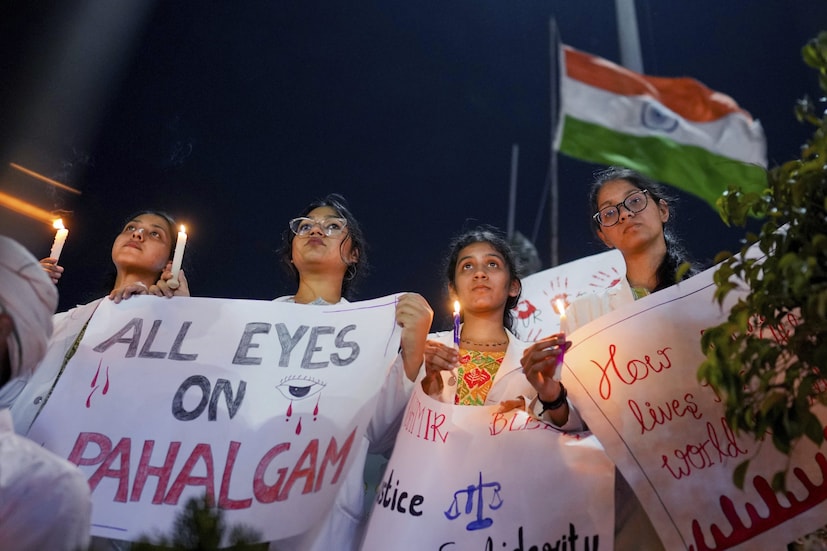 হামলায় জড়িত এক সন্ত্রাসবাদীকে চিহ্নিত করাও সম্ভব হয়েছে। তার নাম আদিল থোকার। সে ২০১৮ সালে হিজবুল মুজাহিদিনে যোগ দিয়েছিল। পরে সে বৈধ নথিপত্র নিয়ে পাকিস্তানে যায় এবং লস্কর-ই-তৈবাতে যোগ দেয়। ২০২৪ সালে কাশ্মীরে ফিরে আসে। থোকারের বিরুদ্ধে পাকিস্তানি সন্ত্রাসবাদীদের লজিস্টিক সহায়তা প্রদান এবং হামলায় গাইডের ভূমিকা পালন করার অভিযোগ রয়েছে। (Photo: AP)