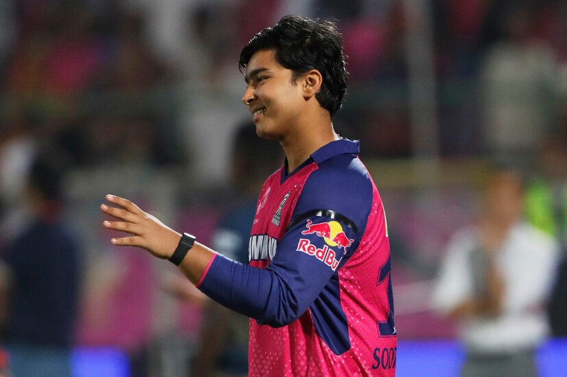 আর এবার গুজরাত টাইটানস-এর সঙ্গে খেলাতেই সকলকে চমকে দিলেন বৈভব সূর্যবংশী। গুনে গুনে তুলে নিলেন পাক্কা ১০১ রান। বিশদে বললে, ১১টা ছয় এবং ৭টা চার হাঁকিয়েছেন। সিঙ্গল রান নিয়েছেন মোটে ৭। এ যদি চমক না হয়, তাহলে আর কী! (Photo: AP)