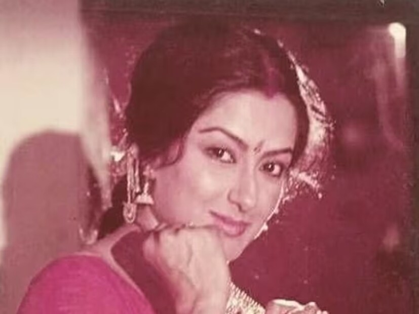 ইনি আর কেউ নন, তিনি হলেন বিখ্যাত অভিনেত্রী মৌসুমী চট্টোপাধ্যায়, যিনি বিয়ের পরেও চলচ্চিত্রে মুখ্য ভূমিকায় অভিনয় করে গেছেন। মৌসুমী সেইসময়কার অনেক বড় তারকাদের সঙ্গেই কাজ করেছেন, যার মধ্যে রাজেশ খান্না, জিতেন্দ্র, ঋষি কাপুর, মিঠুন চক্রবর্তী এবং বিনোদ মেহরা অন্যতম।