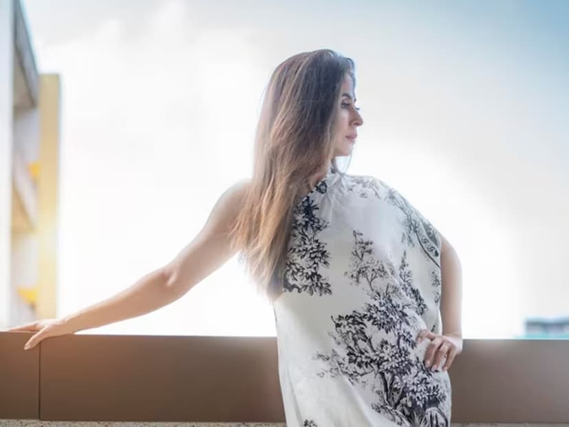 আবার এটাও অস্বীকার করা যায় না রামগোপাল ভার্মার ছবি থেকেই পর্দায় সকলের নজর বিশেষ করে কেড়েছেন নায়িকা। রঙ্গিলা এখনও ভারতীয় ছবির ধারায় রত্নবিশেষ। কিন্তু এর পরেই শুরু হল নিয়তির খেলা। বলা হয় যে, নায়িকা পরিচালকের প্রেমে পড়লেন। Photo: Instagram