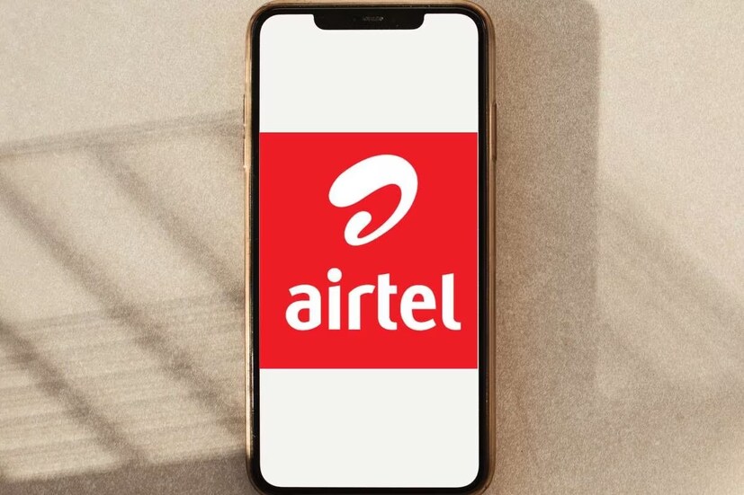 Airtel-এর সস্তার অ্যানুয়াল রিচার্জ প্ল্যান: মাত্র ১৮৪৯ টাকায় ভয়েস এবং এসএমএস-ভিত্তিক দীর্ঘমেয়াদি প্ল্যান দিচ্ছে Airtel। এই প্ল্যানের ভ্যালিডিটি ৩৬৫ দিন। এখানে গ্রাহকরা আনলিমিটেড কল এবং মোট ৩৬০০টি এসএমএস পেয়ে যাবেন। যদিও এই প্ল্যানের মধ্যে ইন্টারনেট ডেটা অন্তর্ভুক্ত থাকে না। এর পাশাপাশি এই প্ল্যানটি HelloTune, Apollo 24/7 Circle এবং স্প্যাম অ্যালার্ট বিনামূল্যে প্রদান করে। অন্যদিকে যাঁরা স্বল্প পরিমাণে ডেটা চান, তাঁদের আর একটু বেশি খরচ করতে হবে। এর জন্য Airtel রেখেছে ২২৪৯ টাকার রিচার্জ প্ল্যান। এক্ষেত্রে মিলবে ৩০ জিবি ডেটা, আনলিমিটেড কলিং এবং ৩৬০০টি এসএমএস। যার ভ্যালিডিটি ৩৬৫ দিন। 