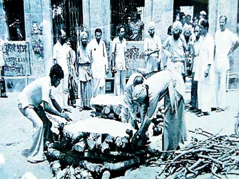 এখানেই শেষ নয়, কুণাল ঘোষ আরও লেখেন, ''প্রশাসনের মধ্যে যাঁরা সমর্থন করেননি, ক্ষোভ জানিয়েছিলেন, সেই দক্ষিণ ২৪ পরগণা অতিরিক্ত জেলাশাসক শের সিং, ওসি তিলজলা গঙ্গাধর ভট্টাচার্যকে কোণঠাসা করা হয়। গঙ্গাধরবাবুকে ওই ষড়যন্ত্রী মহল মুখ বন্ধ করাতে পরে খুন করে। এই সিপিএমের আজকের কমরেডরা অতীত ভুলে 'We want Justice' এর নাটক করেন কী করে? এই সিপিএম গণহত্যাকারী, নারীঘাতী, দলতন্ত্রের কাপালিক। বিজন সেতুতে সন্ন্যাসীদের গণহত্যা আজ সকলকে মনে করিয়ে দেওয়া দরকার।'' এ যদি তৃণমূল নেতা কুণাল ঘোষের আক্রমণ, তাহলে ইতিহাস কী বলছে জেনে নেওয়া যাক। 