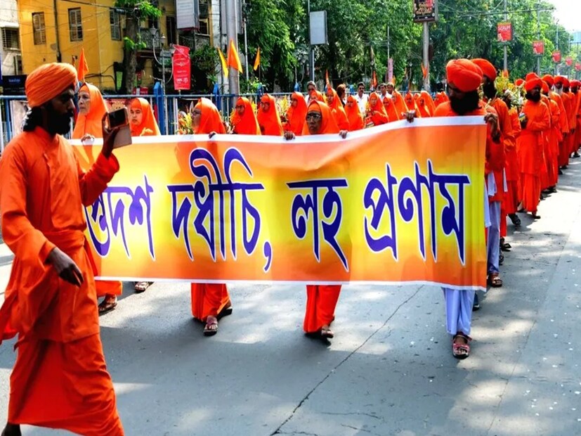 ১৯৮২ সালের ৩০ এপ্রিল, শিক্ষাবিষয়ক সেমিনারে যোগ দিতে দেশের বিভিন্ন প্রান্তে দায়িত্বে থাকা আনন্দমার্গী সাধু সন্ন্যাসীর দল কলকাতার তিলজলা আনন্দমার্গ কেন্দ্রীয় আশ্রমের অভিমুখে রওনা দিয়েছিলেন। ঘড়ির কাঁটায় তখন ৭টা থেকে সাড়ে ৭টা। সন্ন্যাসীদের একটি গাড়ি তখন বিজন সেতুর উপর দিয়ে যাচ্ছিল। তাঁরা কল্পনাও করতে পারেননি যে কী নৃসংশ পরিণতির মুখোমুখি হতে চলেছেন তারা। তখন সেতুতেই ওৎ পেতে ছিল আক্রমণকারীদের দল। তাদের প্রত্যেকের হাতে ছিল রড,শাবল, ছোরাসহ বিভিন্ন অস্ত্রশস্ত্র। 