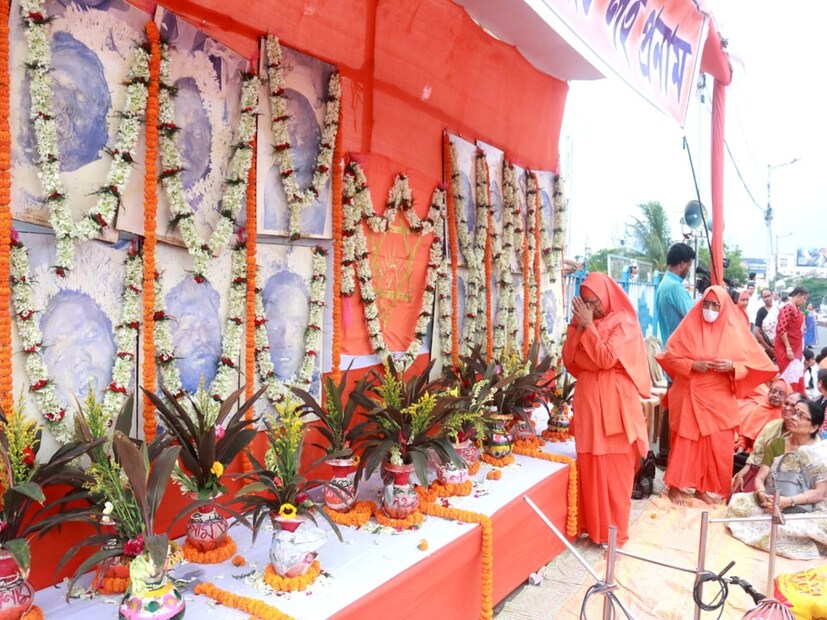 সন্ন্যাসীদের গাড়িটি নাগালের মধ্যে পেতেই ঘিরে ধরে আক্রমণকারীরা। গাড়ি দাঁড় করিয়ে আনন্দমার্গী সাধু-সন্ন্যাসীদের একে একে গাড়ি থেকে টেনে বের করে হাতে থাকা রড দিয়ে পিটিয়ে, ছোরা দিয়ে চোখ উপড়ে ফেলে সেখানে অ্যাসিড ঢেলে, শরীর কেটে পেট্রল ঢেলে আধমরা অবস্থায় জীবন্ত জ্বালিয়ে বিজন সেতুর উপর থেকে নীচে ফেলে দেওয়ার অভিযোগ ওঠে। 
