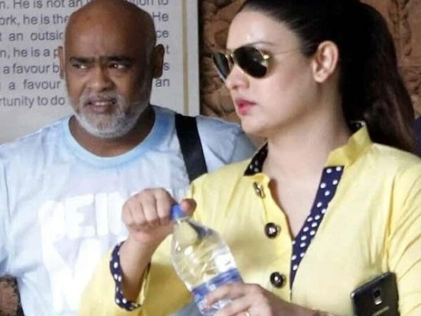 কিন্তু এত প্রতিকূলতা সত্ত্বেও কেন বিয়ে টিকিয়ে রাখলেন আন্দ্রিয়া? সেই প্রসঙ্গে তিনি বলেন যে, “আমি একবার বিচ্ছেদের কথা ভেবেছিলাম। কিন্তু পরে উপলব্ধি করলাম যে, আমি যদি ওঁকে ছেড়ে চলে যাই, তাহলে উনি অসহায় হয়ে পড়বেন। আসলে উনি অনেকটা শিশুদের মতো। আর এটাই আমায় আঘাত করে। আমার চিন্তা হয়। আমি একজন বন্ধুকেও ছেড়ে চলে যাই না। আর উনি তো বন্ধুর থেকেও বেশি।”