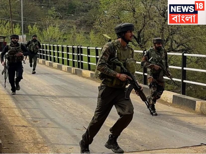 ভারতের স্ত্রী ও ছেলের সামনে ভারতকে নৃশংস ভাবে হত্যা করে, মাথায় গুলি করতেই গলগল করে বেরতে থাকে রক্ত ৷ এরপরেই সুজাতা ও তাঁর ছেলেকে একটি নিরাপদ দূরত্বে নিয়ে যান ৷ প্রতীকী ছবি ৷