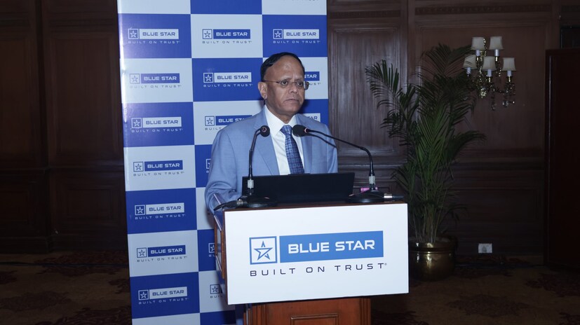 ভবিষ্যৎ সম্ভাবনা: Blue Star Limited-এর ম্যানেজিং ডিরেক্টর বি থিয়াগারাজন (B Thiagarajan, Managing Director, Blue Star ltd) কলকাতায় অনুষ্ঠিত এক সাংবাদিক সম্মেলনে বলেন যে, “২০৩০ সালের মধ্যে ভারতে প্রায় ৪৫০ মিলিয়ন মধ্যবিত্ত গ্রাহকের যুক্ত হওয়ার সম্ভাবনা রয়েছে, তাই রুম এসি-র বাজারও পরিবর্তনের পর্যায়ে রয়েছে এবং আগামী কয়েক বছরে এটি দ্রুত প্রসারিত পেতে পারে। সেই সঙ্গে ইন্ডাস্ট্রির ভবিষ্যতের রূপরেখা তৈরি করবে ইতিবাচক প্রবণতা। আর এটাই আমাদের জন্য উল্লেখযোগ্য সুযোগ। আমরা আত্মবিশ্বাসী যে, আমাদের রুম এসি-র রেঞ্জ সমস্ত কনজিউমার সেগমেন্ট এবং দামের বিষয়টাকেও কভার করছে। এটাই মার্কেটে উন্নতির ক্ষেত্রে আমাদের দ্রুত গতি ধরে রাখতে সাহায্য করবে।”