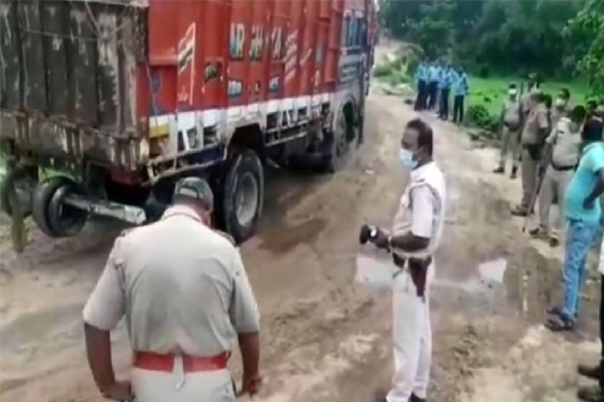 ট্রাকের গোপন কুঠুরি থেকে উদ্ধার হয়েছিল ছোট ছোট প্যাকেট! চমকে উঠেছিল খোদ পুলিশ, তারপর?