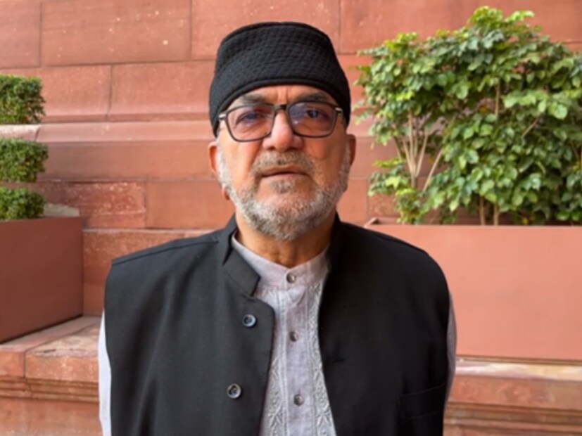 পরে সাংবাদিকদের প্রশ্নের উত্তরে কুণাল ঘোষ বলেন, &quot;ওই বিক্ষোভের সময় আমি ছিলাম না। কোর্ট চত্বরে ওসব আচরণ সমর্থনও করি না। কোন যন্ত্রণা থেকে এসএলএসটি শারীরশিক্ষা, কর্মশিক্ষা প্রার্থীরা ওই অসংযত আচরণ করেছেন, সেটা ওঁরা জানেন। ওই কাণ্ড আমি সমর্থন করি না। কিন্তু বিজেপি, বাম আর কংগ্রেস স্রেফ আমাকে জড়ানোর জন্য রাজনৈতিক উদ্দেশ্যপ্রণোদিতভাবে আমার নাম দিয়েছে। তিন বিচারপতির বেঞ্চে আমার পূর্ণ আস্থা আছে। তাঁরা বুঝবেন, অকারণে এই ঘটনায় আমার নাম জড়ানো হয়েছে।&quot;  