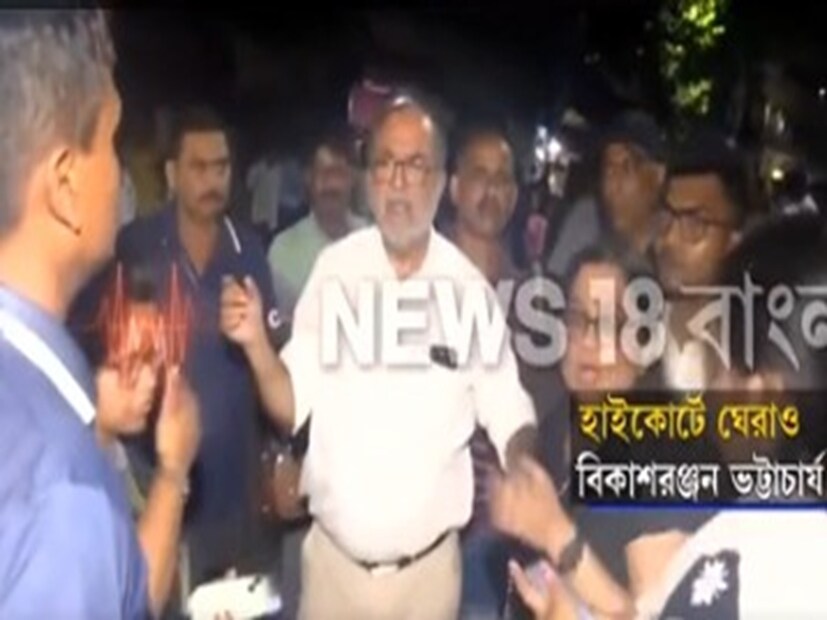 বিকাশরঞ্জন ভট্টাচার্য ও তাঁর জুনিয়রদের চেম্বার ঘেরাও কাণ্ডে হাইকোর্টের স্বত:প্রণোদিত আদালত অবমাননার মামলা। 'বিচারবিভাগকে কলঙ্কিত, কালিমালিপ্ত করতে ফৌজদারি আদালত অবমাননা সংঘটিত হয়েছে। বিকেল ৩টে থেকে রাত ৯টা পর্যন্ত ঘেরাওয়ের নামে এই ফৌজদারি অবমাননা ঘটেছে।'- পর্যবেক্ষণ বৃহত্তর বেঞ্চের। 