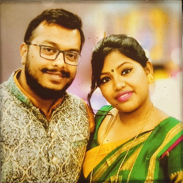 *পহেলগাঁওয়ে বিতানকে সন্ত্রাসবাদীরা নৃশংসভাবে গুলি করে হত্যা করে। স্ত্রী সোহিনীর বর্তমানে কথা বলার শক্তিও নেই। স্বামীর মৃত্যুর পর থেকে বলে চলেছেন, 'আমি ছেলেকে কী বলব। বাবা কোথায়? আমরা এই কষ্ট সহ্য করতে পারছি না।' মন্ত্রী অরূপ বিশ্বাস মঙ্গলবার সন্ধ্যায় কলকাতায় তাঁদের বাড়িতে গেলে বিতানের খুড়তুতো ভাই দীপক চক্রবর্তী কান্নায় ভেঙে পড়েন। জানান, তাঁদেরও যাওয়ার জন্য বারে বারে বলেছিল ভাই। কিন্তু তাঁরা যাননি। বলেছিলেন, 'তোরা ভাল করে ঘুরে আয়'। দীপক বলেন, 'ওঁরা আনন্দ করতে গিয়েছিল, মরতে নয়।' সংগৃহীত ছবি।