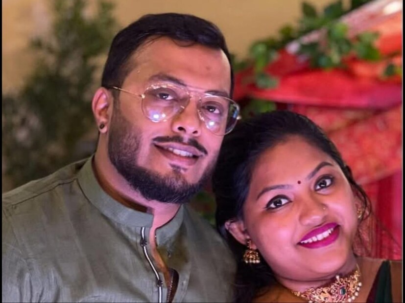 *'ওর চোখের সামনে যা ঘটল...! তিন বছরের ছেলেকে কী বলব?' বিতানের মর্মান্তিক মৃত্যুর পর থেকে একথাই বারে বারে বলে চলেছেন স্ত্রী সোহিনী। ফ্লোরিডার বাসিন্দা তথ্যপ্রযুক্তি কর্মী বিতন অধিকারী স্ত্রী সোহিনী ও তিন বছরের ছেলেকে নিয়ে পারিবারিক ছুটি কাটাতে কাশ্মীরে গিয়েছিলেন। আদতে দক্ষিণ কলকাতার বাসিন্দা বিতান ১৬ থেকে ২৪ এপ্রিল কাশ্মীর সফরের পরিকল্পনা করেন দেশে ফেরার পর। কিন্তু সেই বেড়ানোই যে তাঁদের পুরো পরিবারের জীবনে এমন আঁধার নিয়ে আসবে তা দুঃস্বপ্নেও ভাবতে পারেনি কেউ। সংগৃহীত ছবি।