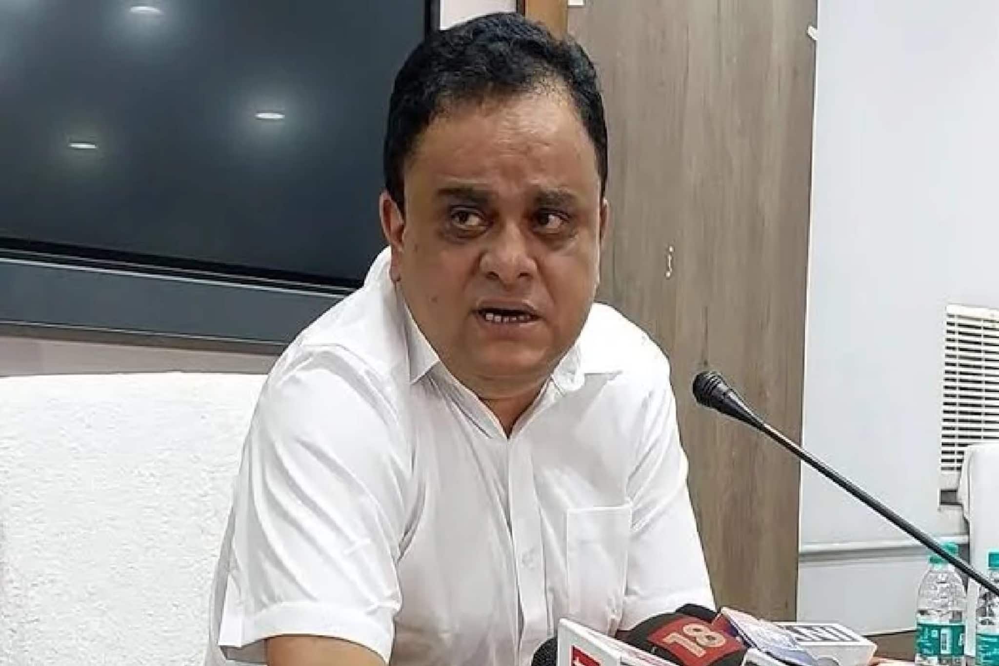 'ডবল ইঞ্জিন সরকারের কোনও চাকরি নেই, তাই বাংলায় পরীক্ষা দিচ্ছে', SSC শেষে কটাক্ষ ব্রাত্যর