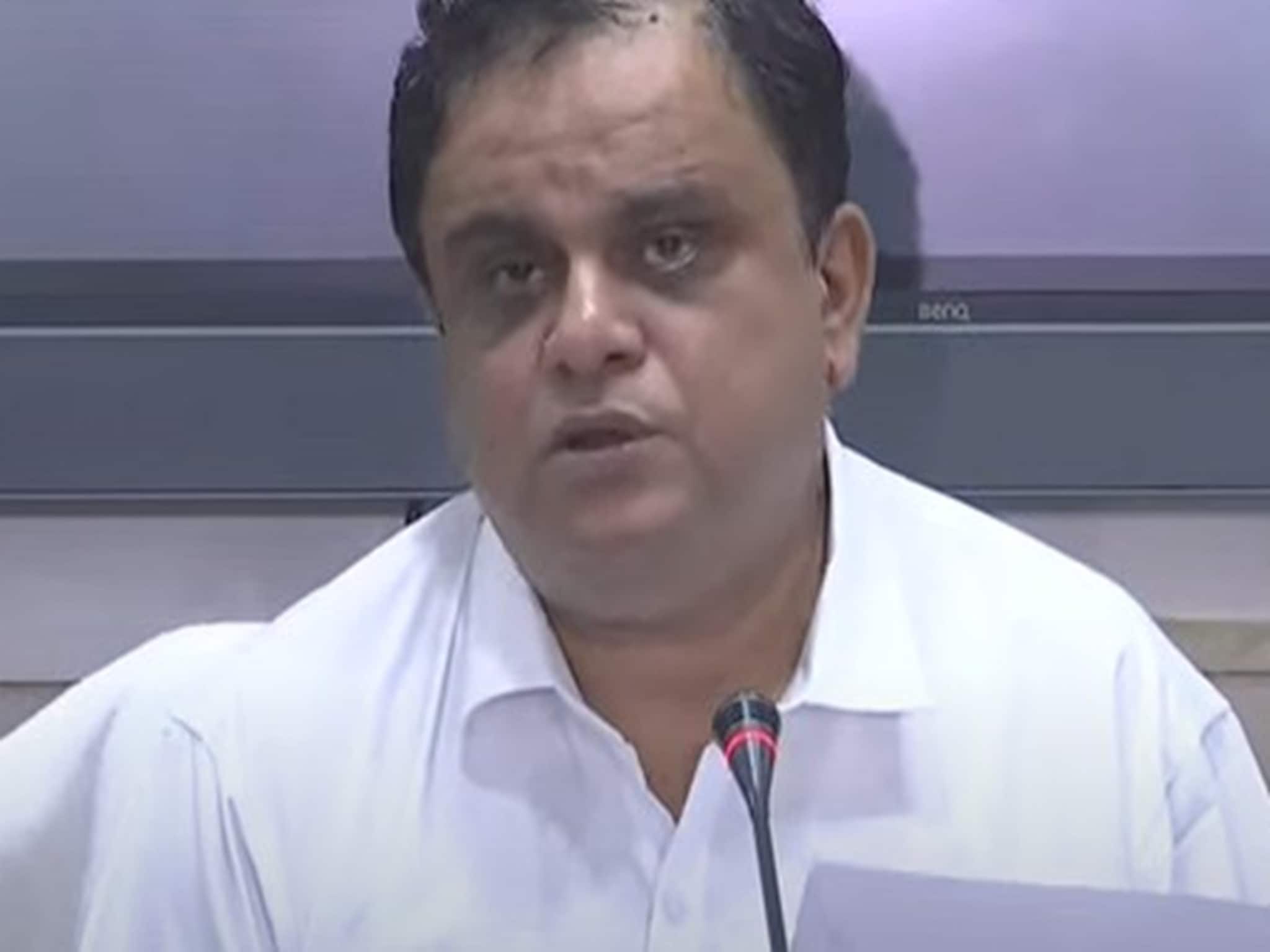 বেঁচে থাকলে রবীন্দ্রনাথকেও ওরা এসআইআরের লাইনে ডাকত! জয় গোস্বামী প্রসঙ্গে কটাক্ষ ব্রাত্যর