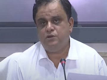 যাদবপুরে শিক্ষামন্ত্রীর উপর হামলার ঘটনায় ধৃত মূল অভিযুক্ত হিন্দোল মজুমদার! স্পেন থেকে দিল্লিতে নামতেই গ্রেফতার যাদবপুরে শিক্ষামন্ত্রীর উপর হামলার ঘটনায় ধৃত মূল অভিযুক্ত হিন্দোল মজুমদার! স্পেন থেকে দিল্লিতে নামতেই গ্রেফতার