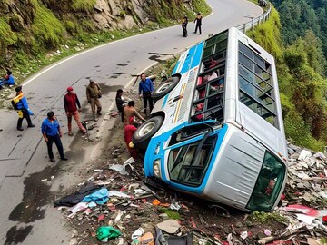নেপালে ভয়াবহ দুর্ঘটনার কবলে ভারতীয় পর্যটকদের বাস! ছিটকে পড়লেন যাত্রীরা! আহত ২৫, রক্তবন্যা নেপালে ভয়াবহ দুর্ঘটনার কবলে ভারতীয় পর্যটকদের বাস! ছিটকে পড়লেন যাত্রীরা! আহত ২৫, রক্তবন্যা