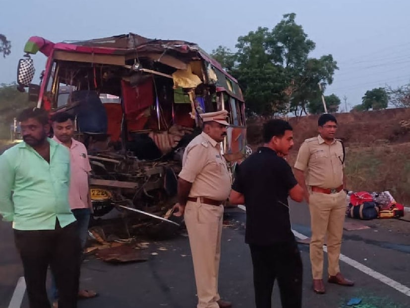 শনিবার সকালে কর্নাটকের কালাবুরাগি জেলায় নেলোগি ক্রসে দুর্ঘটনাটি ঘটেছে বলে জানা গিয়েছে। স্থানীয়দের দাবি, বেপরোয়া বাসটি সেই সময়ে পার্কিংয়ে দাঁড়িয়ে থাকা একটি লড়িকে ধাক্কা মারে। Image: ANI
