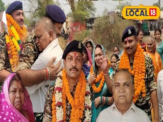 সিআরপিএফ জওয়ানকে গানে-ফুলে অভ্যর্থনা জানাল গোটা গ্রাম