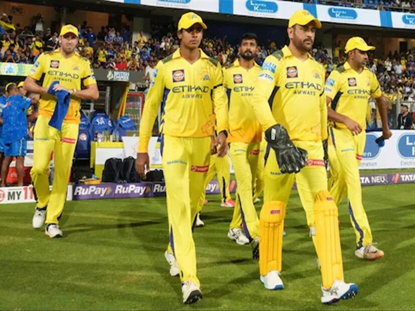 চেন্নাই সুপার কিংস: এমএস ধোনি (ক্যাপ্টেন), শেখ রশিদ, আয়ুষ মহাত্রে, দীপক হুডা, স্যাম কারেন, রবীন্দ্র জাদেজা, ডেওয়াল্ড ব্রেভিস, শিভম দুবে, নূর আহমেদ, খলিল আহমেদ, মথিশা পাথিরানা, অংশুল কম্বোজ, আর অশ্বিন, কমলেশ নাগরকোটি, রামকৃষ্ণ ঘোষ, জেমি ওভারটন, বিজয় শঙ্কর, রাহুল ত্রিপাঠি, শ্রেয়স গোপাল, ডেভন কনওয়ে, রচিন রবীন্দ্র, মুকেশ চৌধুরী, নাথান এলিস, সি আন্দ্রে সিদ্ধার্থ, উর্বিল প্যাটেল।