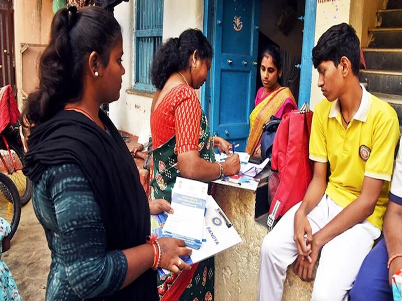 কেন্দ্রের ঘোষণা অনুযায়ী, আগামী জনগণনার অংশ হবে জাতিগণনা। অর্থাৎ দেশের মোট জনসংখ্যার মধ্যে কোন জাতির সংখ্যা কত, কোন সম্প্রদায়ের মধ্য়ে কত উপজাতি রয়েছে, সেই হিসেব থাকবে। 