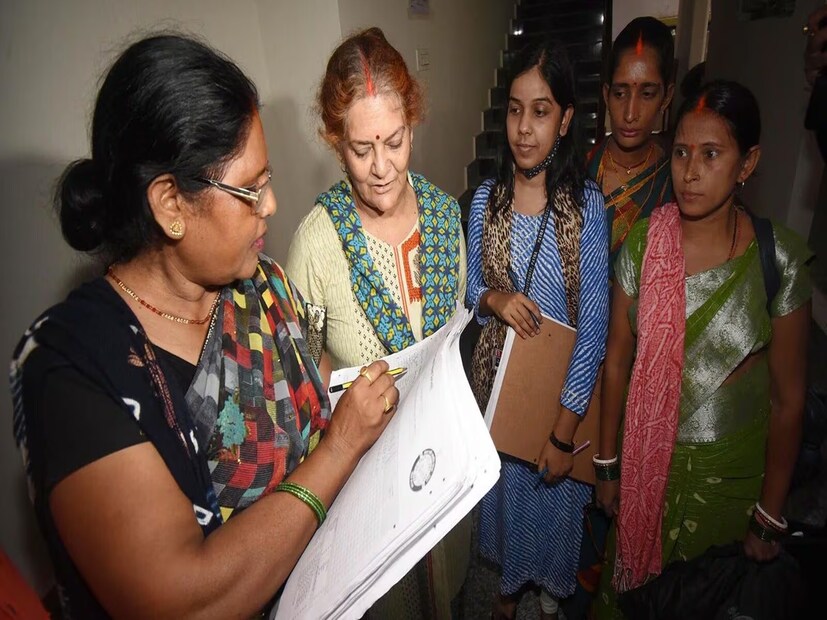 আগামী বছর জনগণনার কাজ শুরু হতে পারে বলে কেন্দ্রীয় সরকার সূত্রে খবর। আগামী বছর বিহার এবং পশ্চিমবঙ্গের মতো রাজ্যে বিধানসভা নির্বাচন। তার আগে এই ঘোষণা করে কার্যতই চমক দিল কেন্দ্রের বিজেপি সরকার।