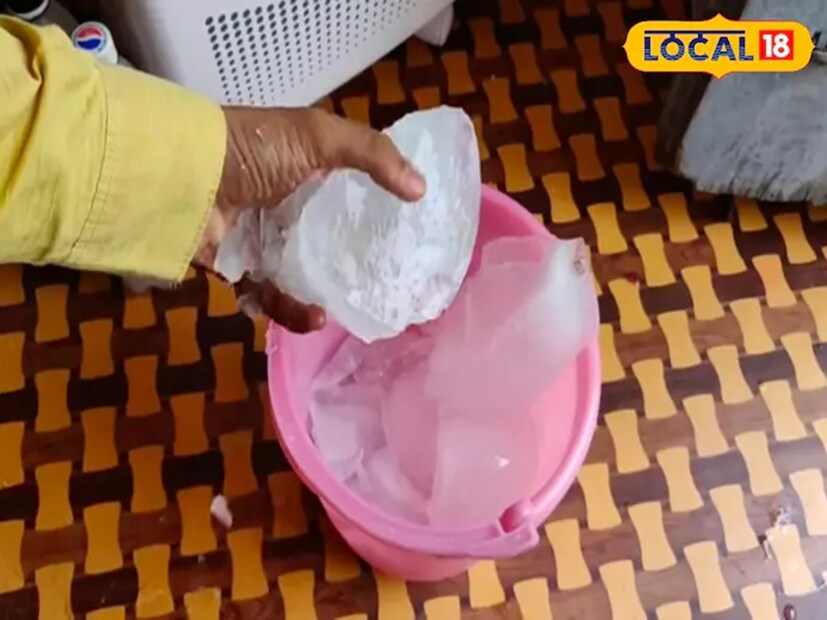 কিন্তু বরফ যোগ করার পরেও একটা সমস্যা থাকে। কারণ কুলারের জলের মধ্যে বরফ যোগ করলে তা দ্রুত গলে যাবে। তাহলে তখন কী করণীয়? এর জন্য লবণ যোগ করা যেতে পারে। আসলে লবণ যোগ করার ফলে বরফ দ্রুত গলতে পারে না। আর দীর্ঘ সময় ধরে কুলার থেকে ঠান্ডা বাতাস চলাচল করতে পারে ঘরে। 