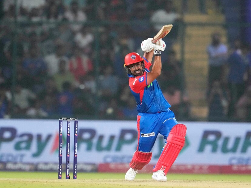 মুম্বই ইন্ডিয়ান্সের বিরুদ্ধে ৮৯ রানের একটা দুর্দান্ত ইনিংস খেলেন করুণ নায়ার। জসপ্রীত বুমরাহর এক ওভাপে তিনি ১৮ রানও করেন। তারপরেই বুমরাহ-করুণ নায়ারের ঝগড়া শুরু হয়। এই ঘটনা যখন মাঠে ঘটে, তখন হাফ-সেঞ্চুরিও পূর্ণ হয়নি করুণের ৷ দু’জনেই একে অপরের সঙ্গে ধাক্কা খেয়েছিলেন যা বুমরাহর মোটেই পছন্দ হয়নি। (Photo: AP)