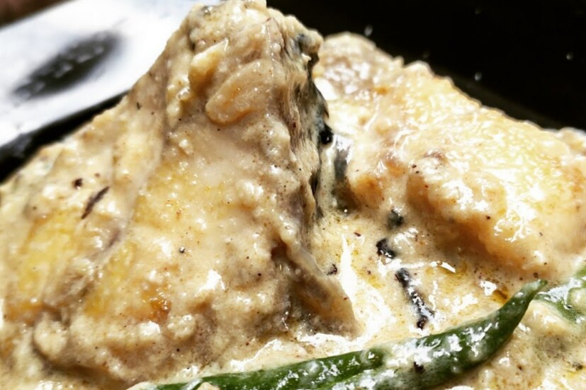 এছাড়াও ১টি তেজপাতা, অর্ধেক চা চামচ গরম মশলা পাউডার, ১ চা চামচ ঘি, স্বাদমতো চিনি ও নুন লাগবে। কাতলা মাছ ধুয়ে মাছ নুন হলুদ মেখে ভেজে নিযে তুলে রেখে দিতে হবে। ওই তেলে পাঁচফোড়ন দিতে হবে।