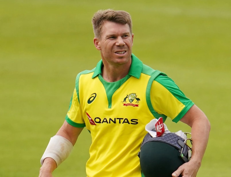 ডেভিড ওয়ার্নার (David Warner): এই তালিকায় সবথেকে বড় নাম হল ডেভিড ওয়ার্নার। পিএসএল-এ করাচি কিংসের অধিনায়কের ভূমিকায় অবতীর্ণ হবেন একদা অস্ট্রেলিয়া দলের অধিনায়ক ওয়ার্নার। আইপিএল-এ অবশ্য তাঁর জন্যই চ্যাম্পিয়ন হয়েছিল সানরাইজার্স হায়দরাবাদ। আইপিএল ২০২৫-এর মেগা নিলামে তাঁর বেস প্রাইস ছিল ২ কোটি টাকা। তবে আনসোল্ডই রয়ে গিয়েছিলেন তিনি। (Photo: AFP)